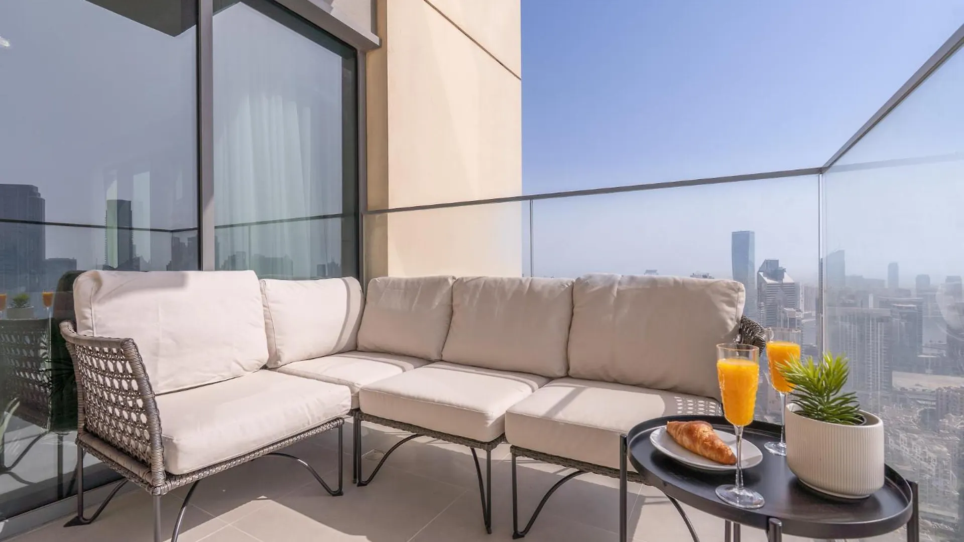 Luxury 3Br, Maidroom Full Burj & Fountain Views Dubai Apartment