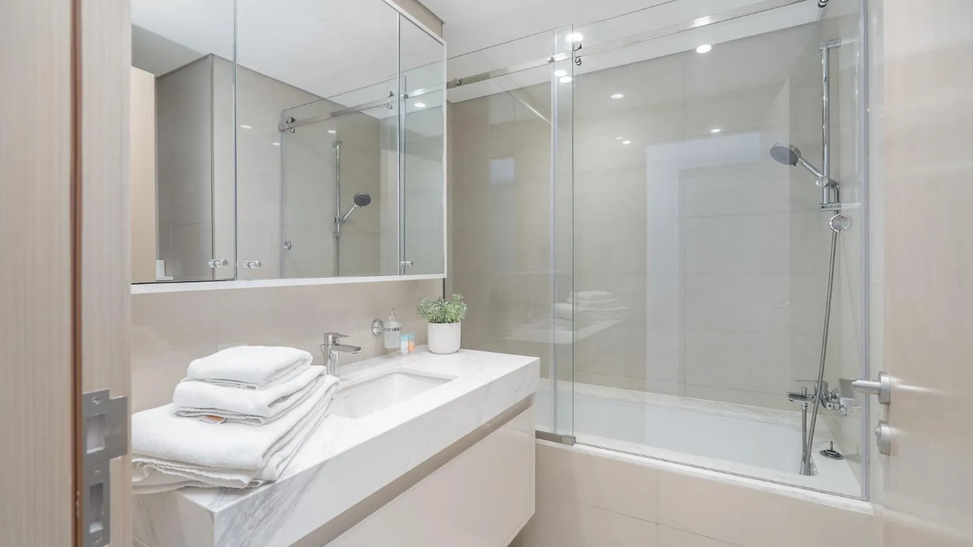 Luxury 3Br, Maidroom Full Burj & Fountain Views Dubai 0*,  United Arab Emirates