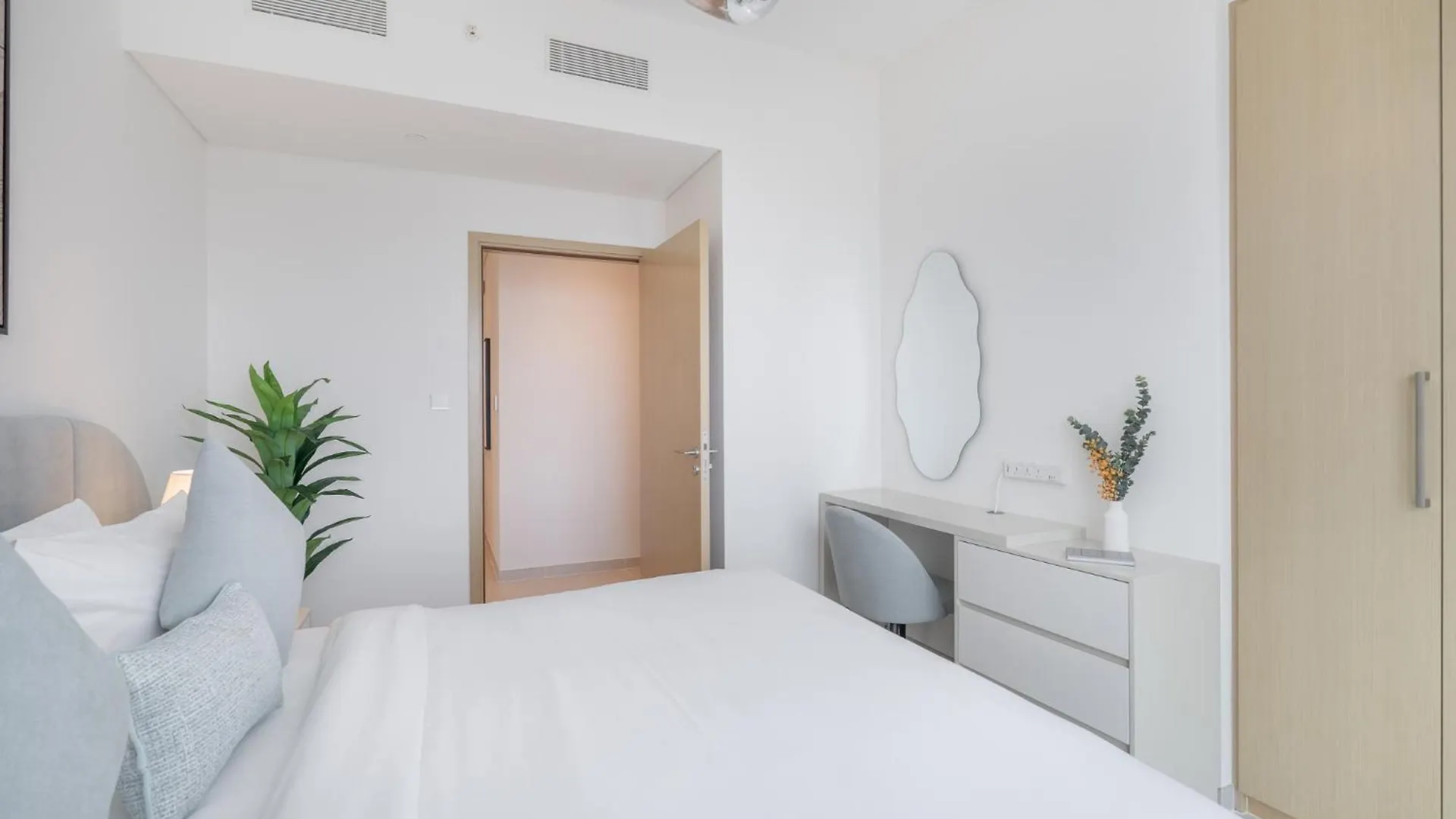 Luxury 3Br, Maidroom Full Burj & Fountain Views Dubai